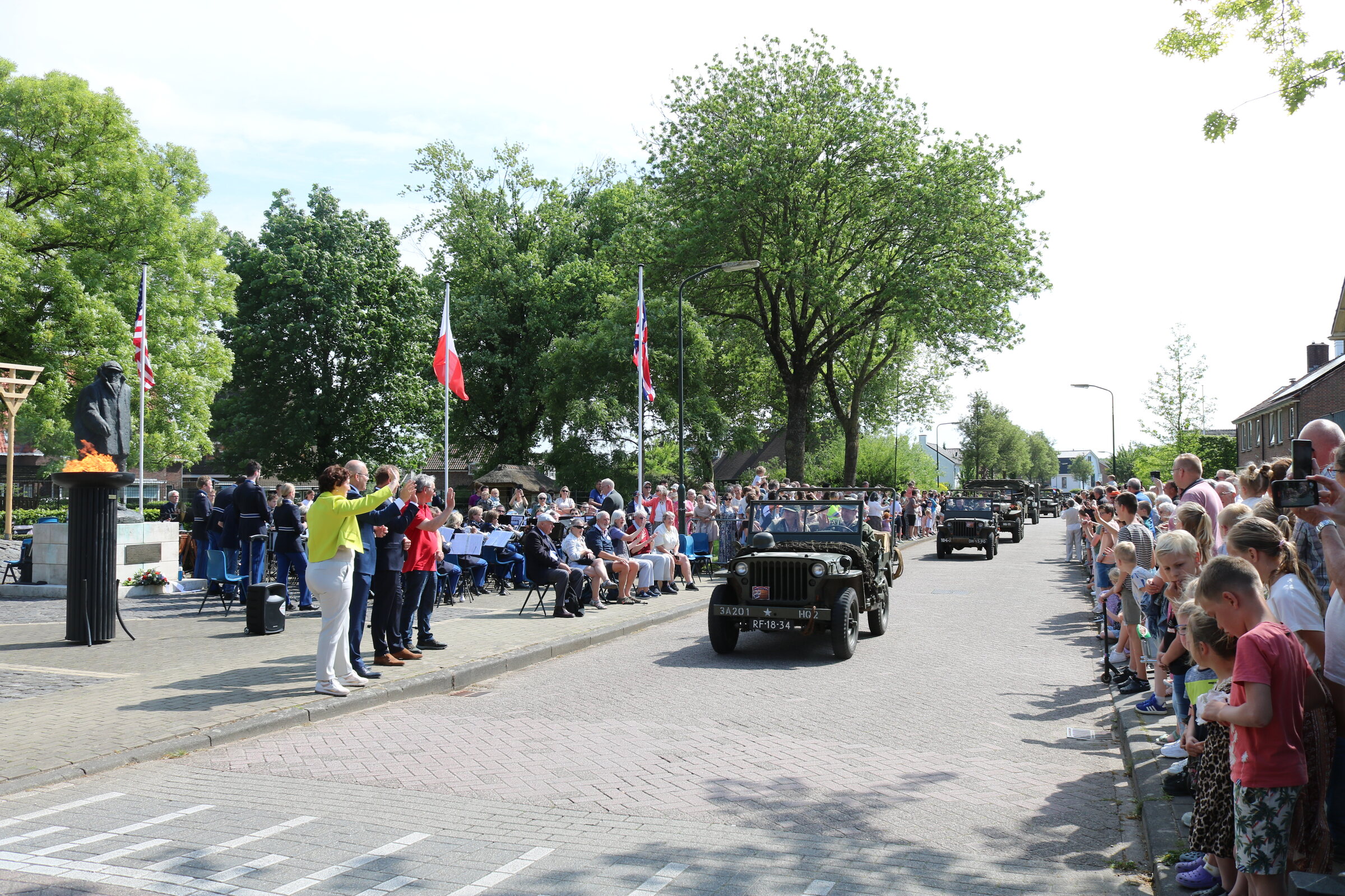 Historische voertuigen trekken door Werkendam