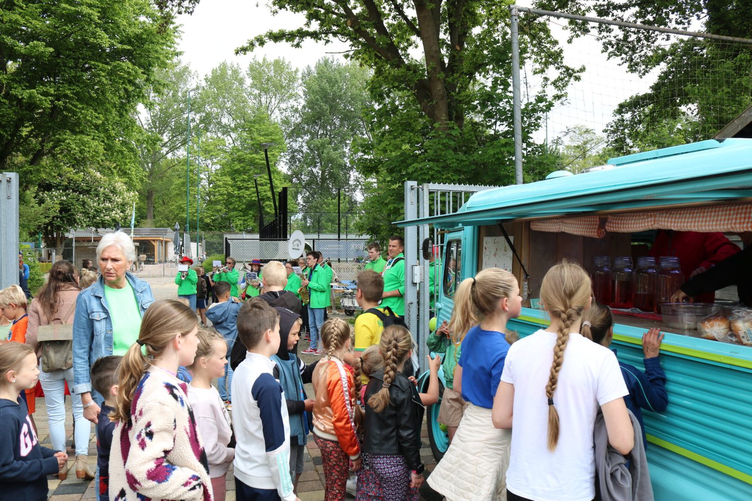 Bezoekers tijdens Bevrijdingsfeesten Werkendam